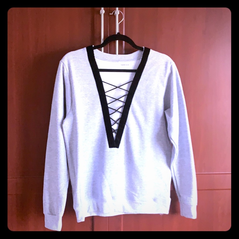 Sweatshirt with shoe lace b-neck opening